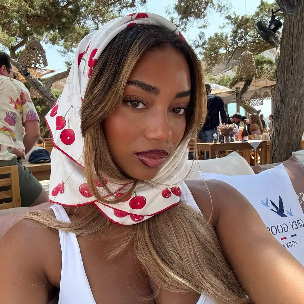 Mid-Back Brown Hair With Highlights and Cherry Print Bandana Mid-Back Brown Hair With Highlights and Cherry Print Bandana — Classy Bandana Hair