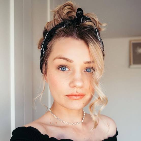 Shoulder Length Wavy Blonde Hair With Curtain Bangs and Headband Shoulder Length Wavy Blonde Hair With Curtain Bangs and Headband — Classy Bandana Hair