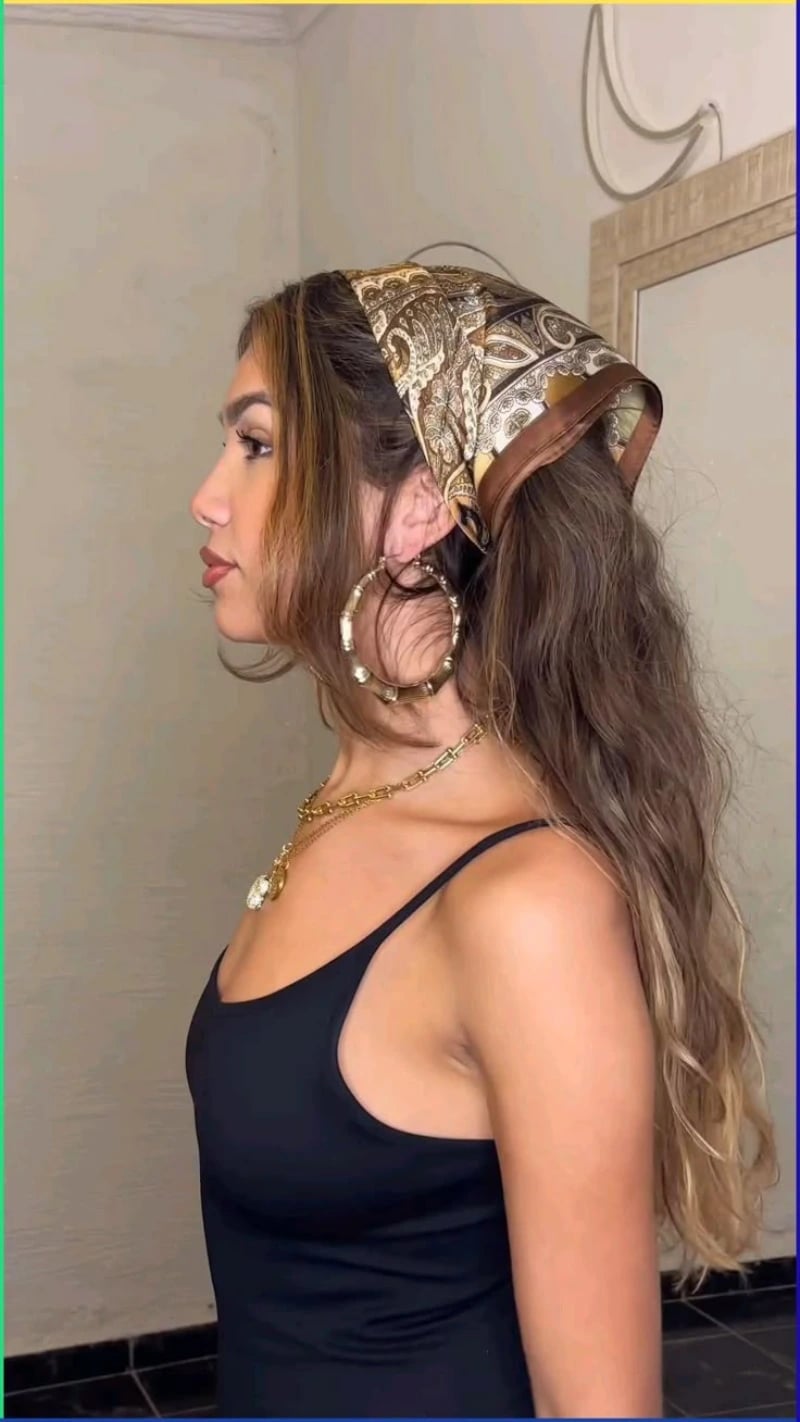 Mid-Back Brown Highlights Wavy Hair With Paisley Bandana Mid-Back Brown Highlights Wavy Hair With Paisley Bandana — Classy Bandana Hair