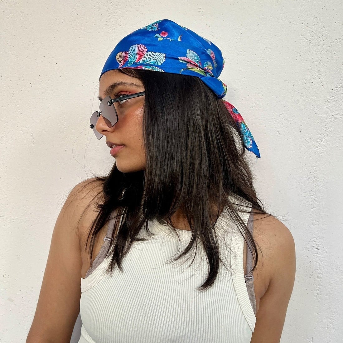 Shoulder Dark Brown Hair Down With Blue Bandana Shoulder Dark Brown Hair Down With Blue Bandana — Classy Bandana Hair