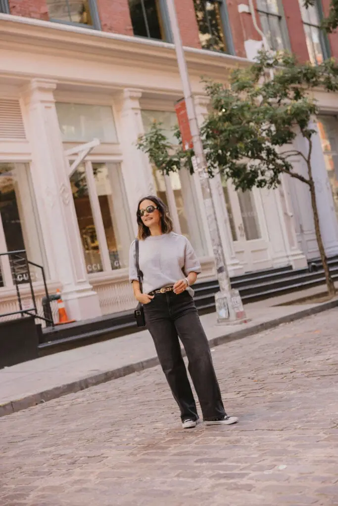 Black Wide Leg Jeans with a Gray T-Shirt and Sneakers — Classy Black Jeans Outfits
