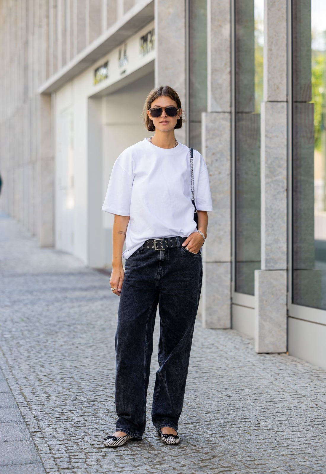 Relaxed Fit Black Jeans with an Oversized T-Shirt — Classy Black Jeans Outfits