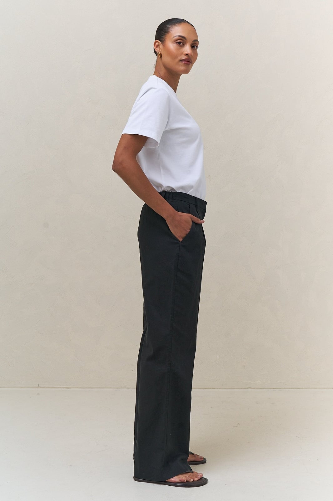 Relaxed Black Linen Pants With White T-Shirt and Flip-Flops Relaxed Black Linen Pants With White T-Shirt and Flip-Flops — Classy Black Linen Pants Outfit
