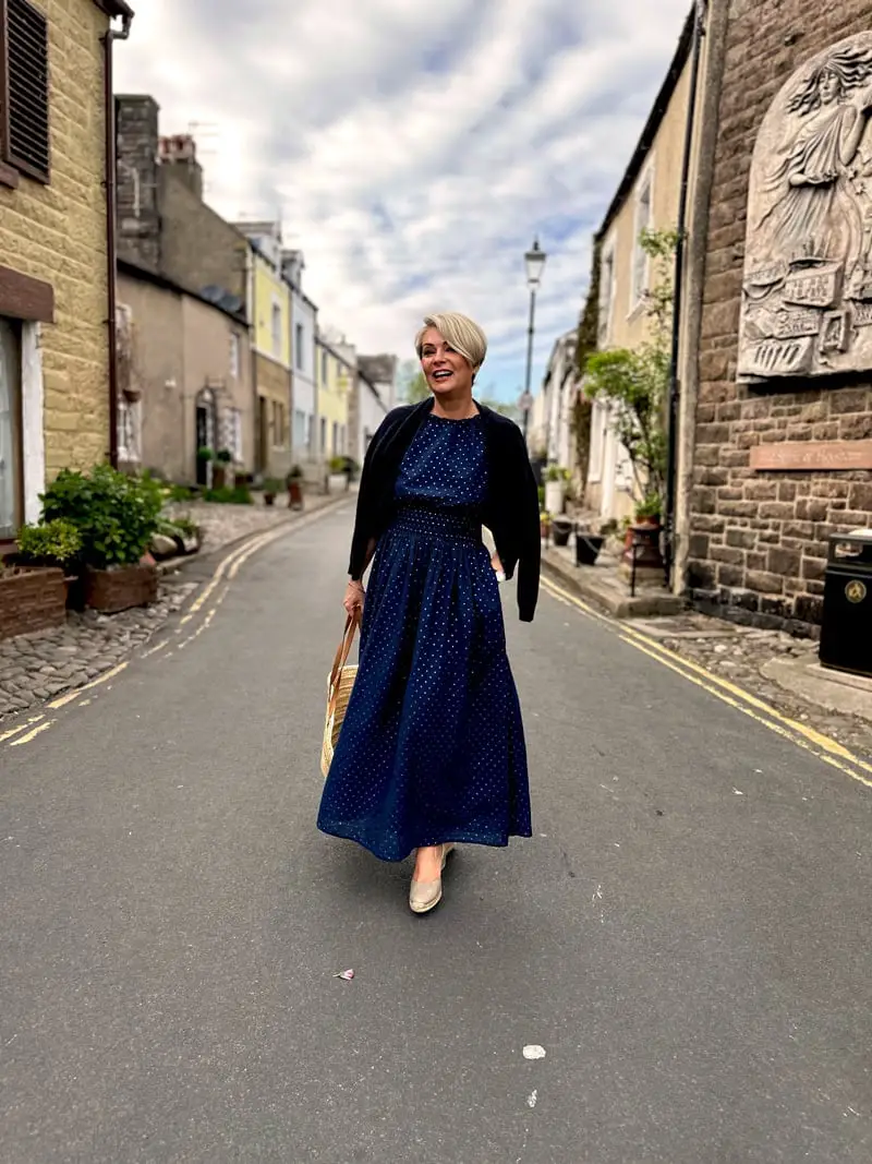 Navy Polka Dot Dress with a Black Cardigan and Light Gold Ballet Flats Navy Polka Dot Dress with a Black Cardigan and Light Gold Ballet Flats — Classy Blue Outfits