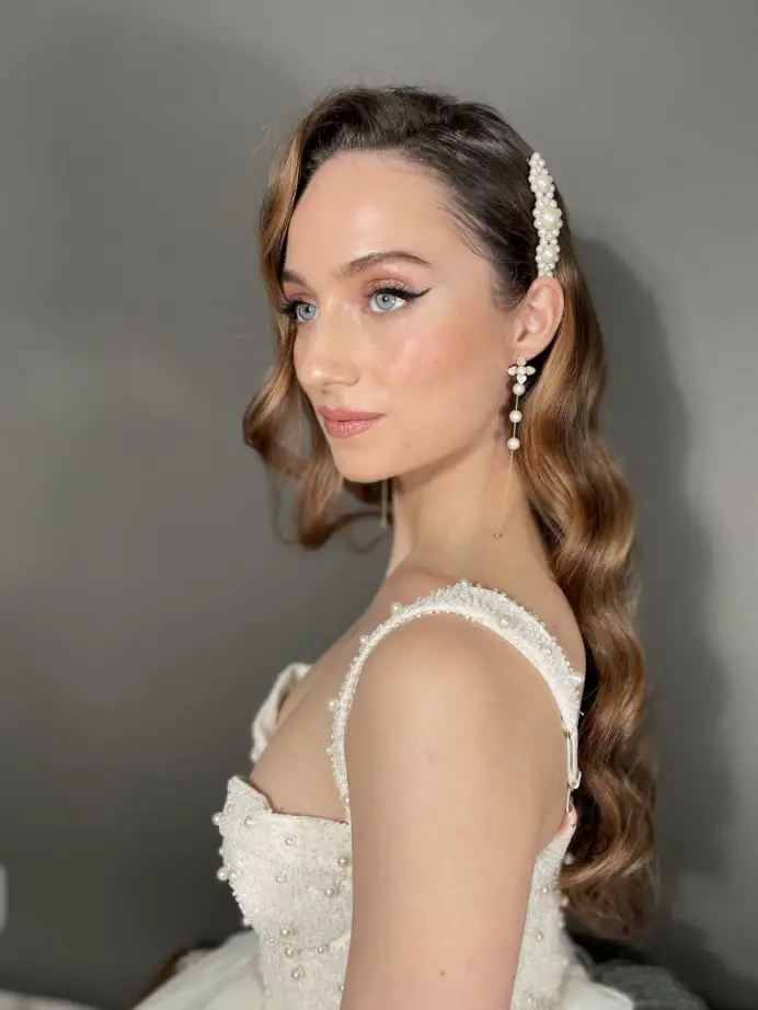 Loose Glossy Waves With Pearl Clip Loose Glossy Waves With Pearl Clip — Classy Bridal Hairstyles