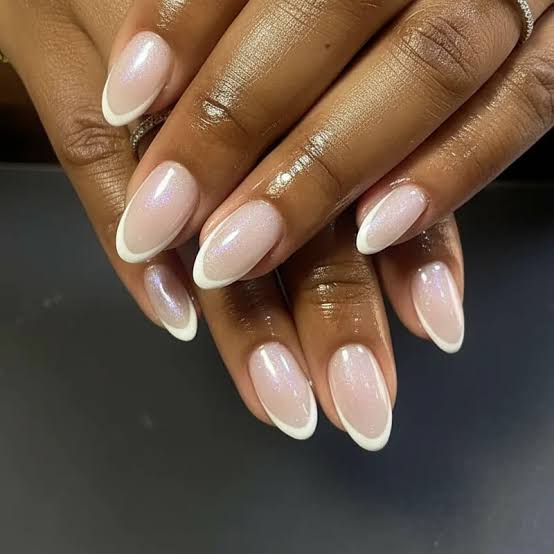Medium Almond Classic French Manicure, миндаль Medium Almond Classic French Manicure, миндаль — Classy Bride Nail