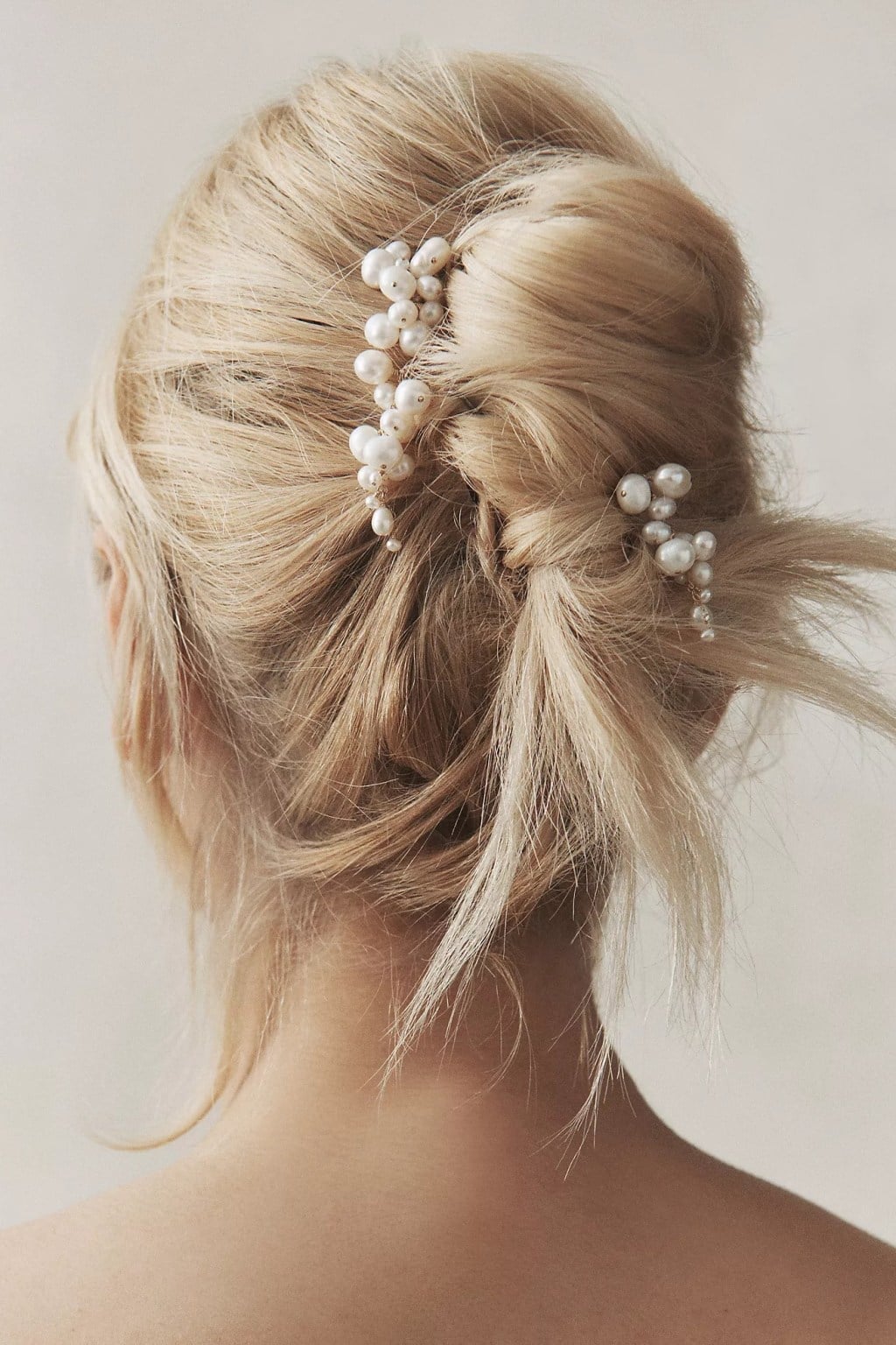 Blonde Messy Bun With Pearls Blonde Messy Bun With Pearls — Classy Bridesmaid Hair