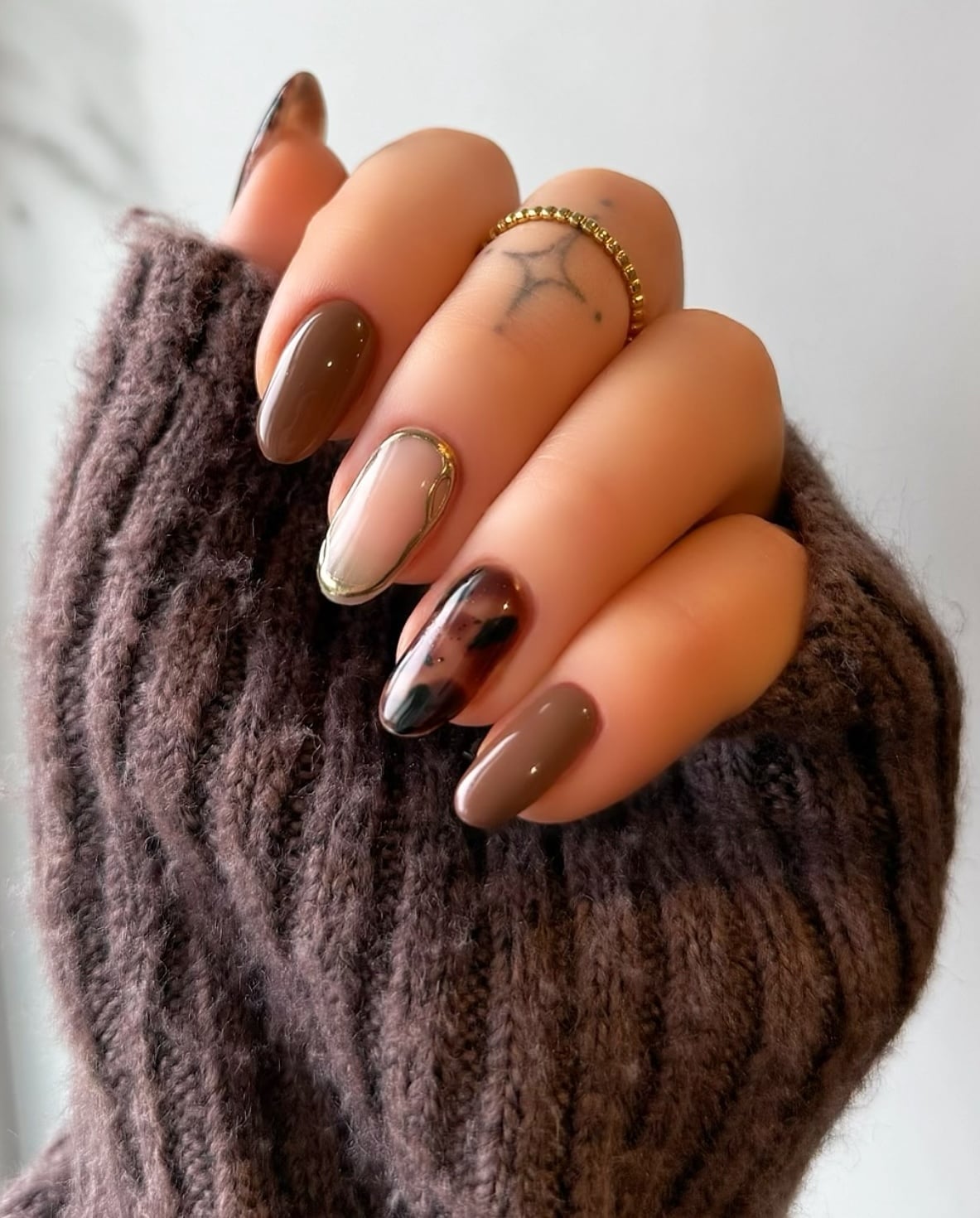 Medium Almond Nails With Tortoiseshell And Gold Foil Medium Almond Nails With Tortoiseshell And Gold Foil — Classy Brown Almond Nails