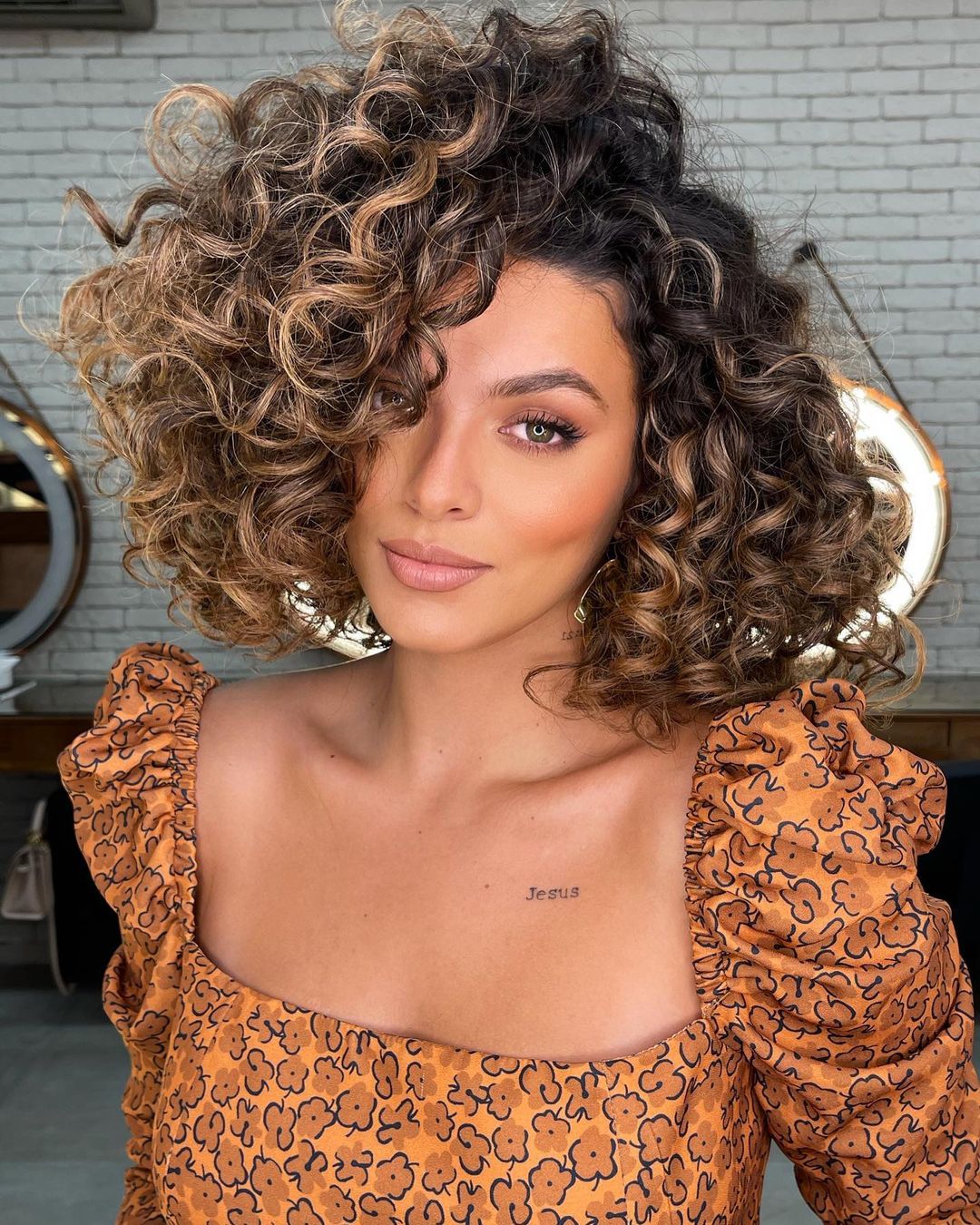 Shoulder Length Curly Hair With Balayage Shoulder Length Curly Hair With Balayage — Classy Brown Curly Hair