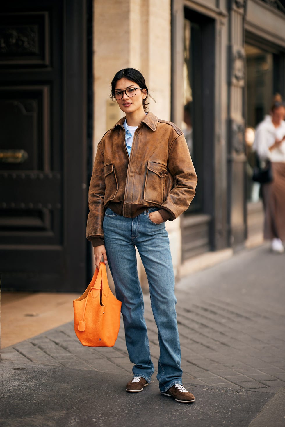 Oversized Brown Leather Bomber Jacket with Jeans and Tote Oversized Brown Leather Bomber Jacket with Jeans and Tote — Classy Brown Leather Jacket Outfit