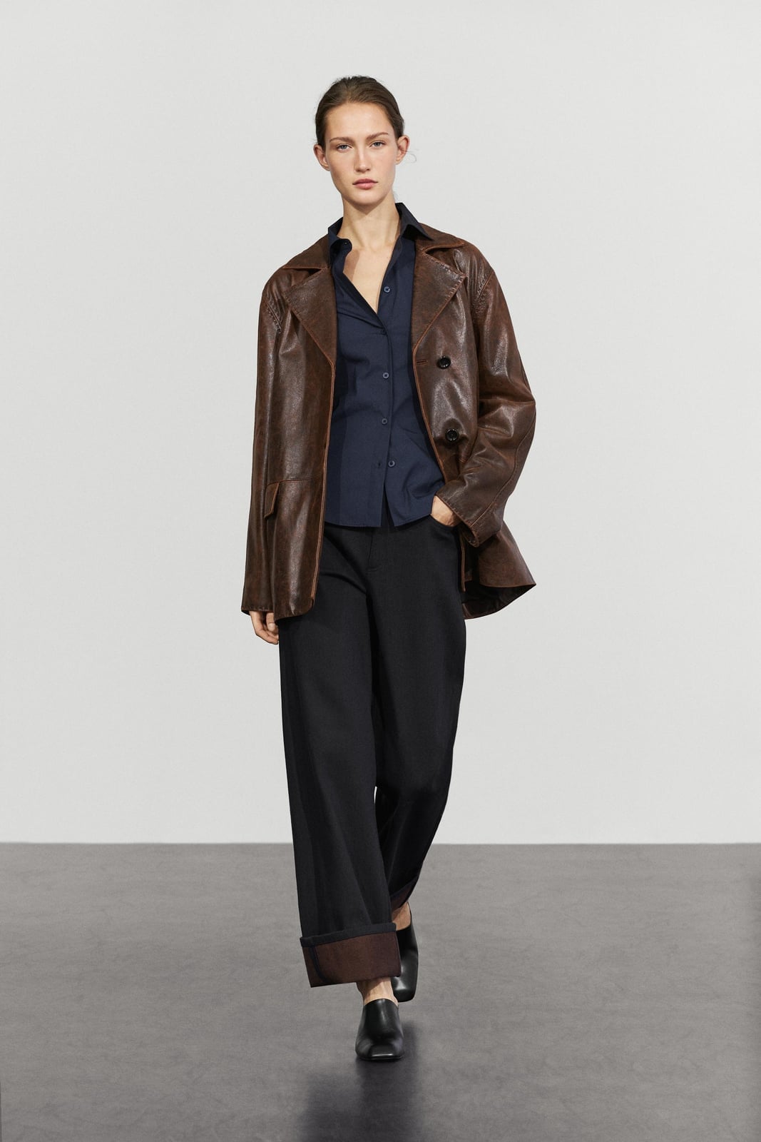 Oversized Brown Leather Jacket with Navy Shirt and Black Pants Oversized Brown Leather Jacket with Navy Shirt and Black Pants — Classy Brown Leather Jacket Outfit