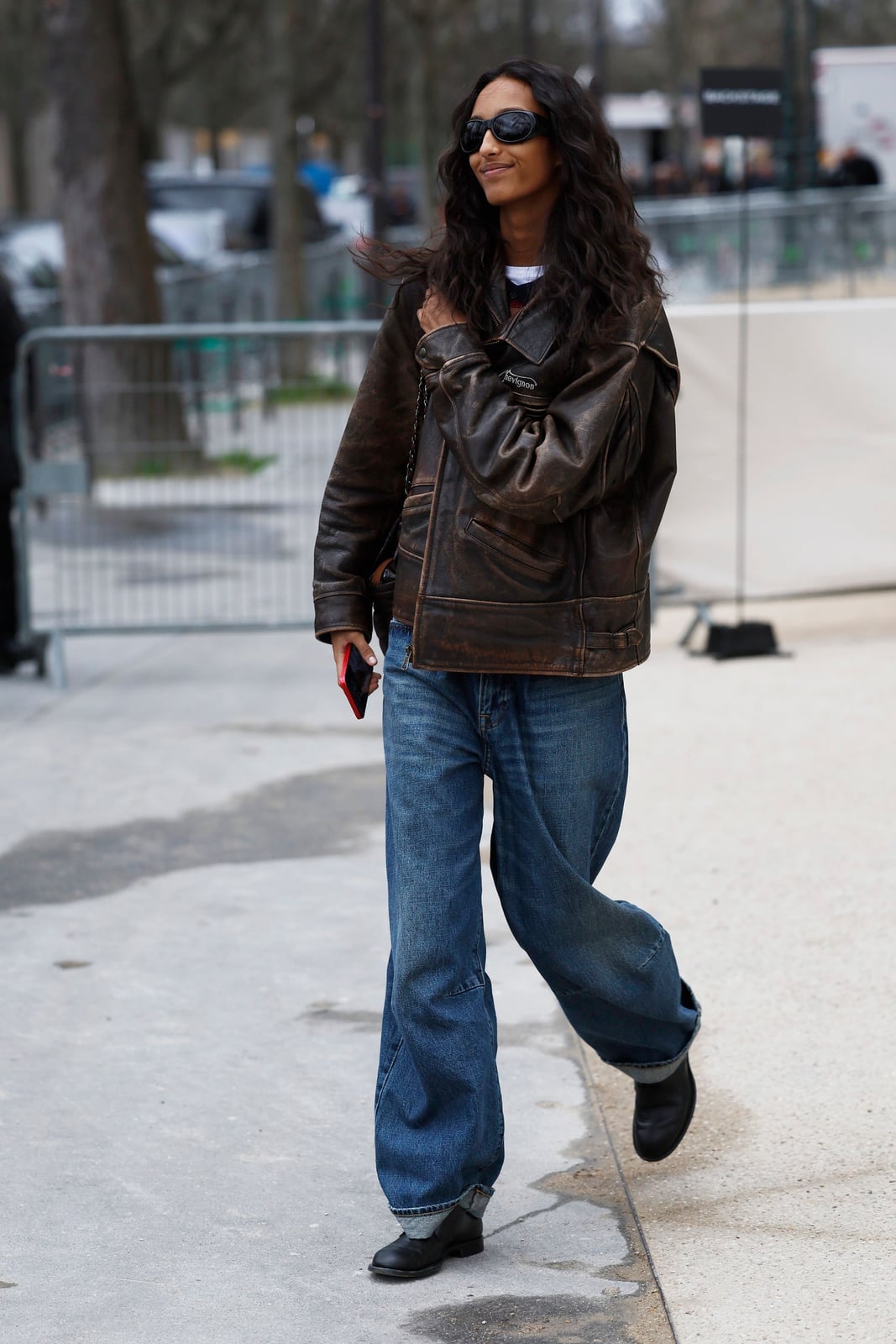 Oversized Brown Leather Jacket with Jeans and Black Boots Oversized Brown Leather Jacket with Jeans and Black Boots — Classy Brown Leather Jacket Outfit
