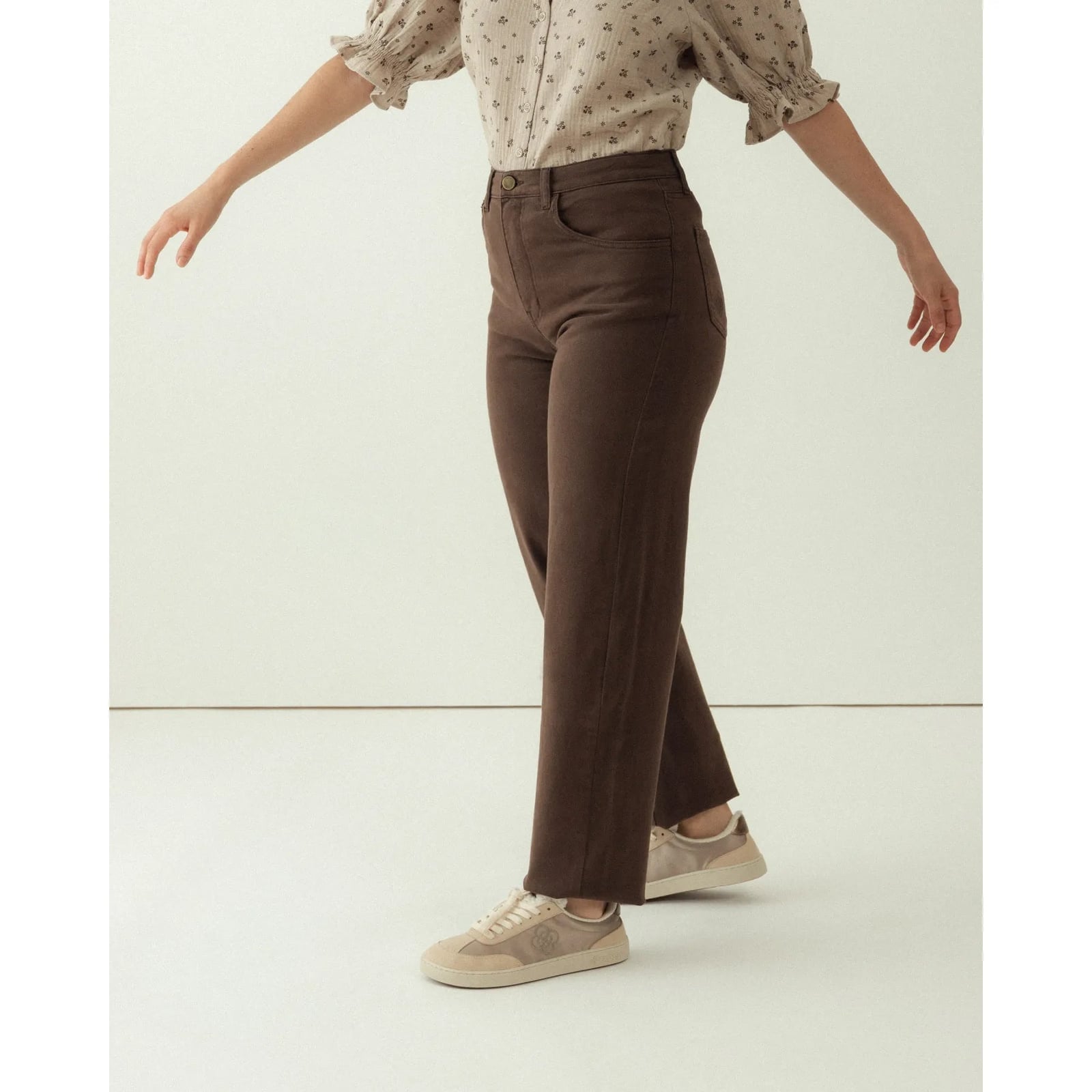 High-waisted Straight-Leg Brown Trousers with Patterned Blouse — Classy Brown Pants Outfits