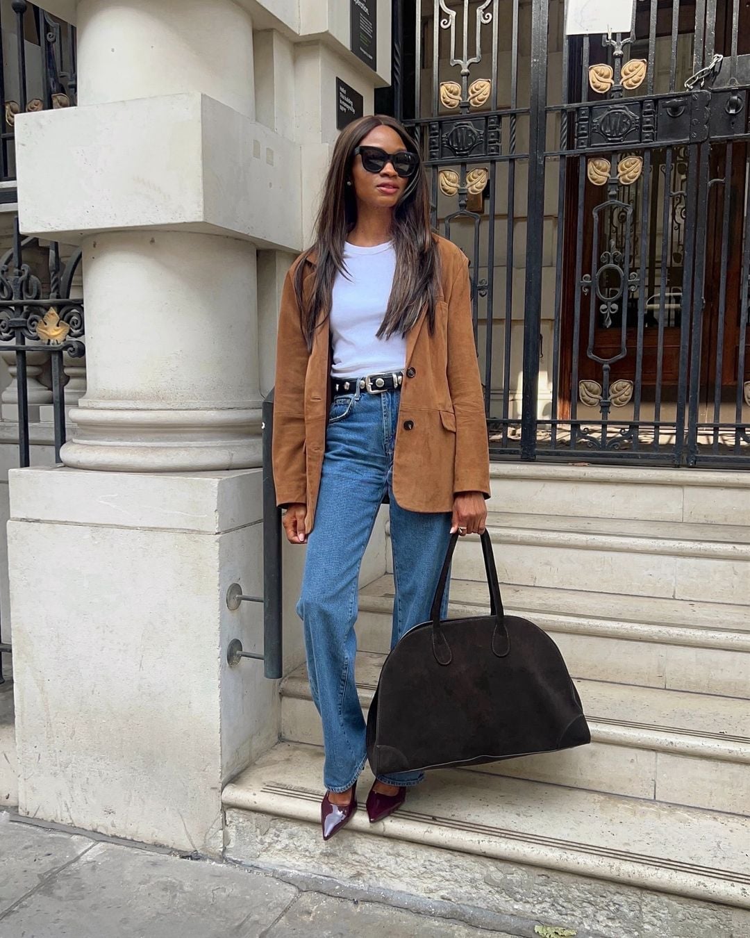 Oversized Suede Blazer With T-Shirt And Jeans — Classy Brown Suede Jacket Outfit