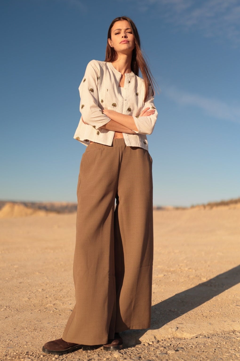 Loose Brown Wide-Leg Trousers with a Cropped White Shirt Loose Brown Wide-Leg Trousers with a Cropped White Shirt — Classy Brown Trousers Outfit