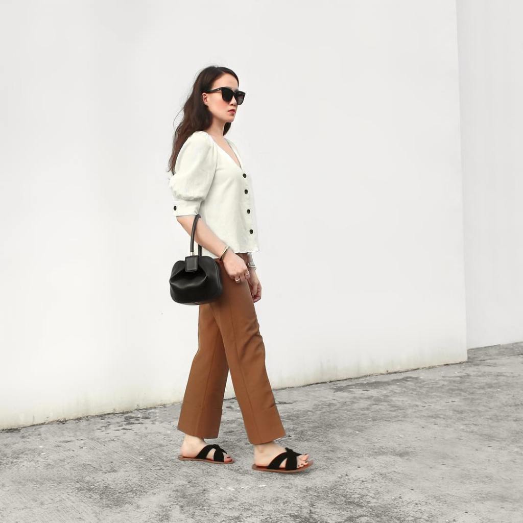 Brown Straight-Leg Trousers with a White Puff-Sleeve Blouse Brown Straight-Leg Trousers with a White Puff-Sleeve Blouse — Classy Brown Trousers Outfit