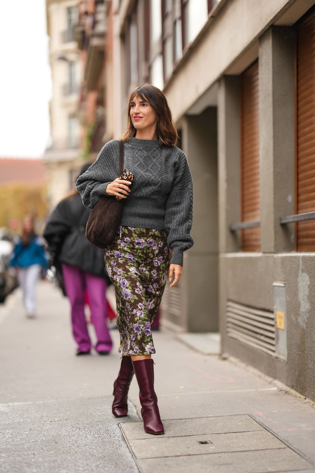 Casual Floral Skirt and Burgundy Boots Casual Floral Skirt and Burgundy Boots — Classy Burgundy Boots Outfit