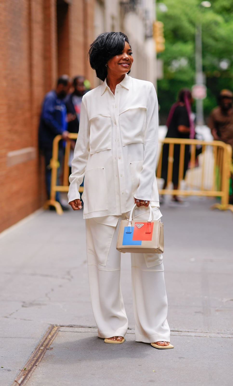 Monochromatic White Shirt And Wide-Leg Trousers Monochromatic White Shirt And Wide-Leg Trousers — Classy Business Casual Outfits