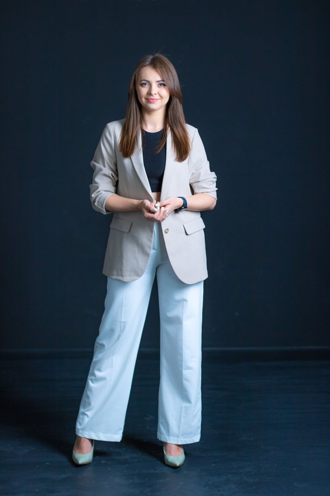 Beige Relaxed Blazer With Black Crop Top Beige Relaxed Blazer With Black Crop Top — Classy Business Casual Outfits