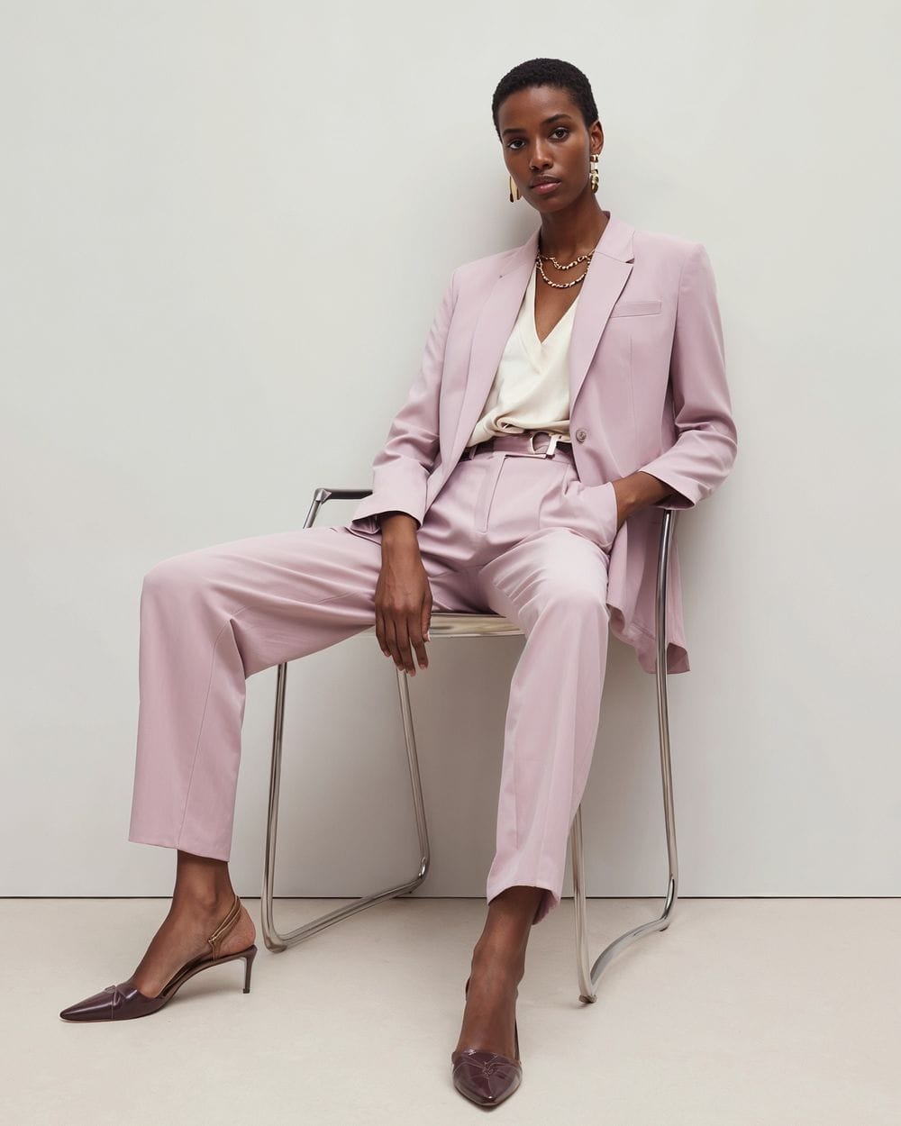 Pale Pink Relaxed Suit With Cream V-Neck Blouse Pale Pink Relaxed Suit With Cream V-Neck Blouse — Classy Business Casual Outfits