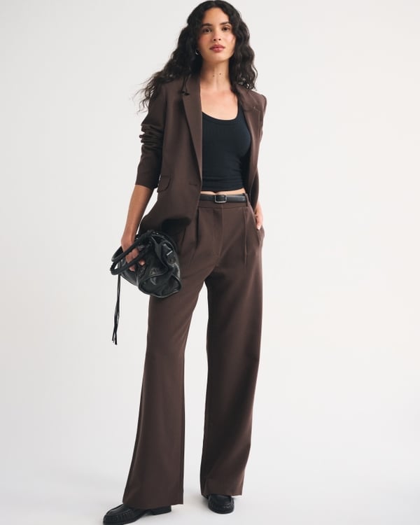 Brown Oversized Blazer with Brown Wide-Leg Trousers, Close-Up Take Brown Oversized Blazer with Brown Wide-Leg Trousers, Close-Up Take — Classy Business Outfits