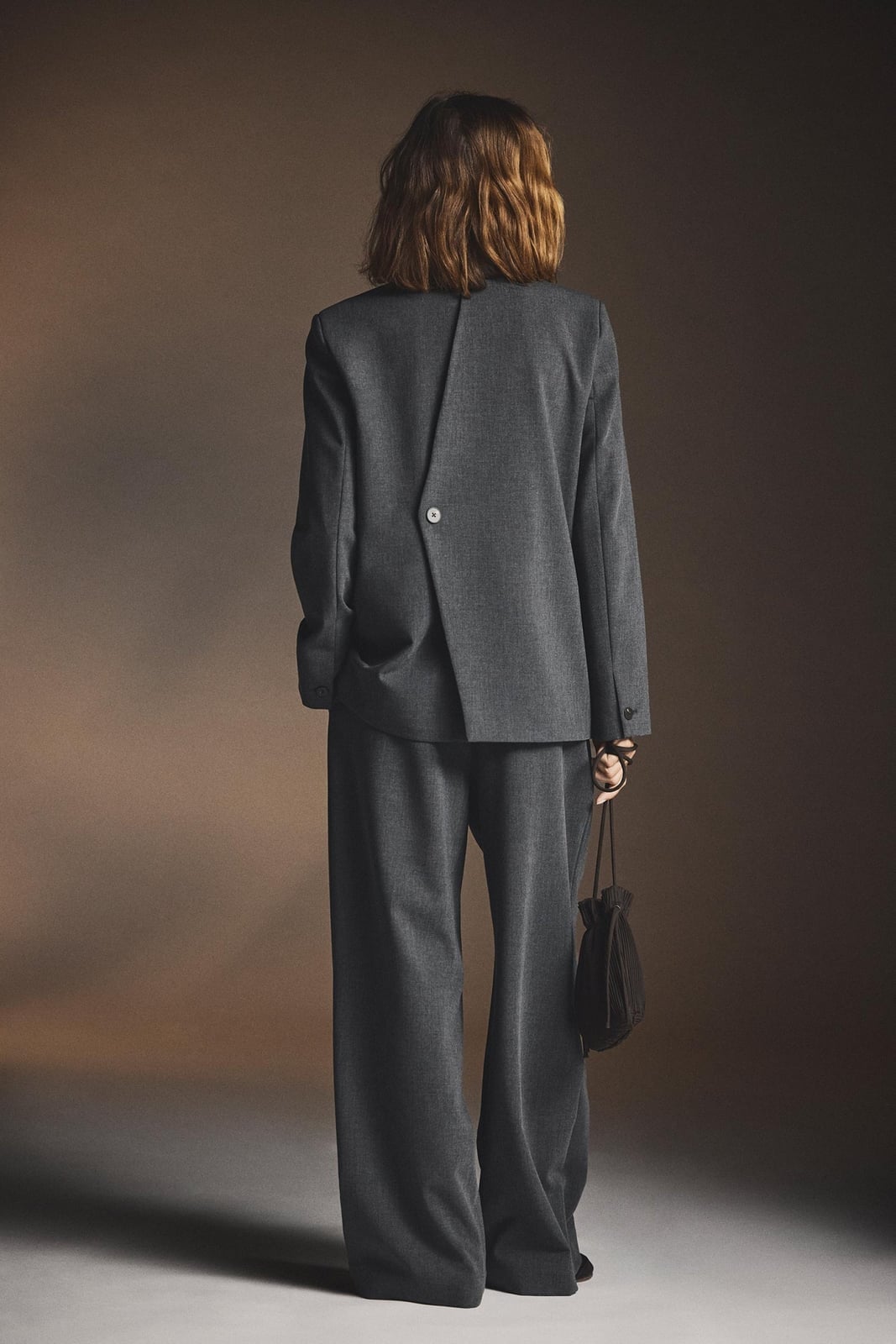 Charcoal Gray Oversized Blazer with Matching Wide-Leg Trousers Charcoal Gray Oversized Blazer with Matching Wide-Leg Trousers — Classy Business Outfits