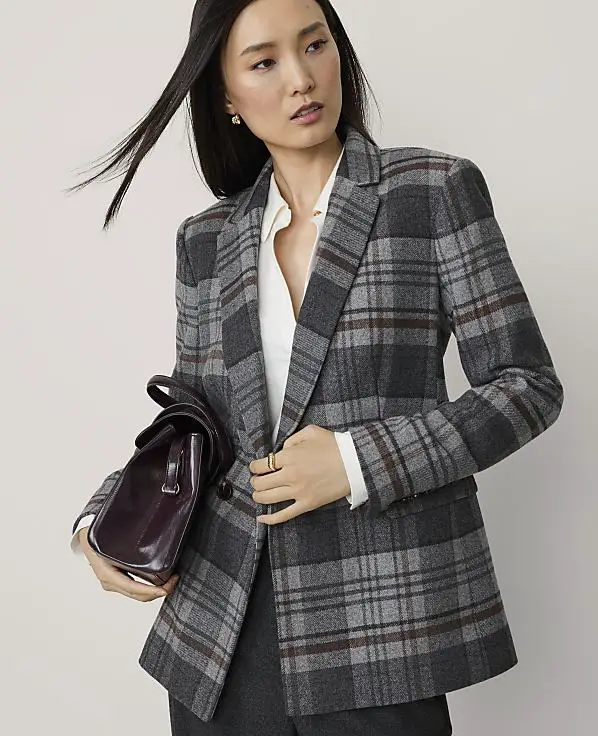 Gray Plaid Oversized Blazer with White Collared Shirt Gray Plaid Oversized Blazer with White Collared Shirt — Classy Business Outfits
