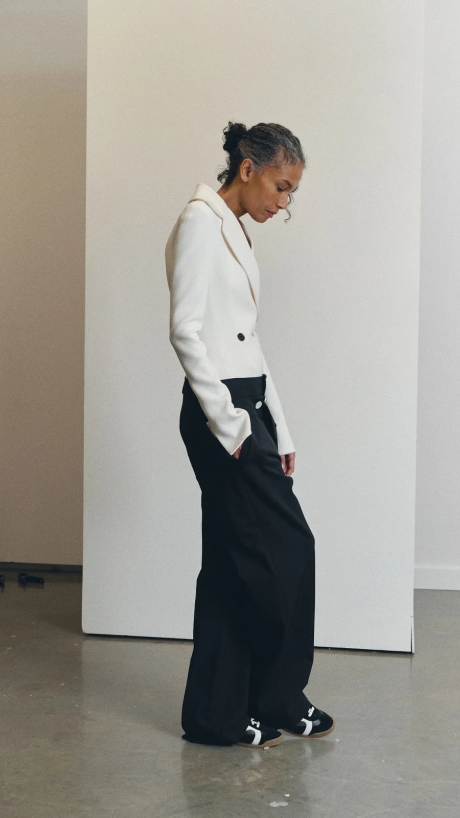 White Double-Breasted Blazer Adds Structure to Wide-Leg Trousers White Double-Breasted Blazer Adds Structure to Wide-Leg Trousers — Classy Capsule Wardrobe