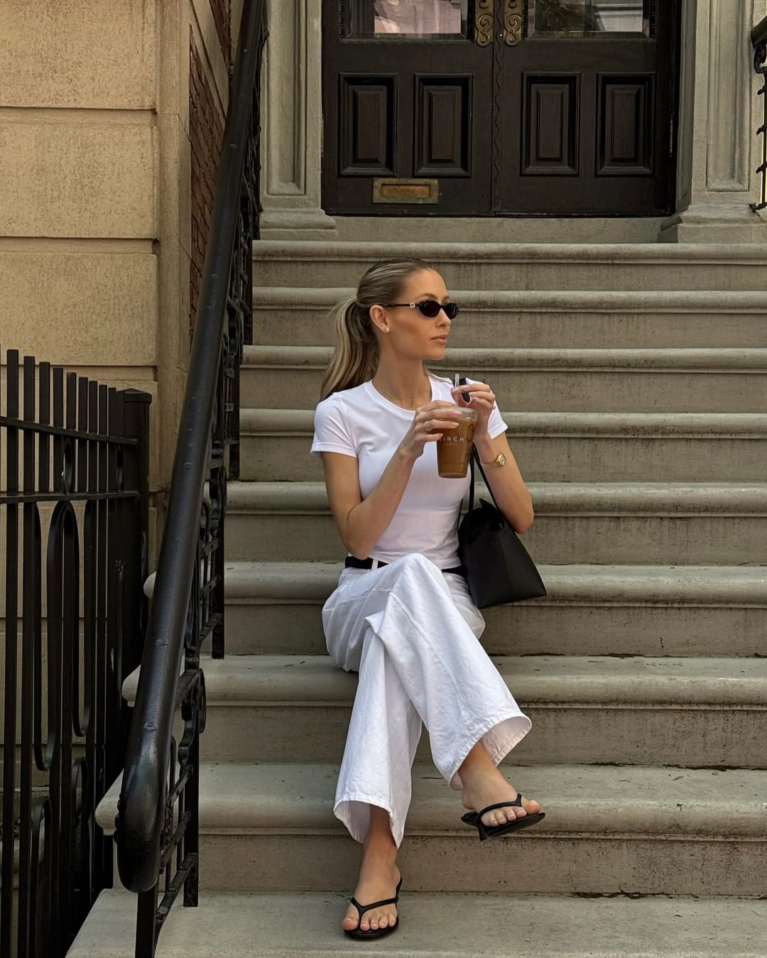 Wide-leg White Linen Trousers Create an Airy, Minimalist Look Wide-leg White Linen Trousers Create an Airy, Minimalist Look — Classy Capsule Wardrobe