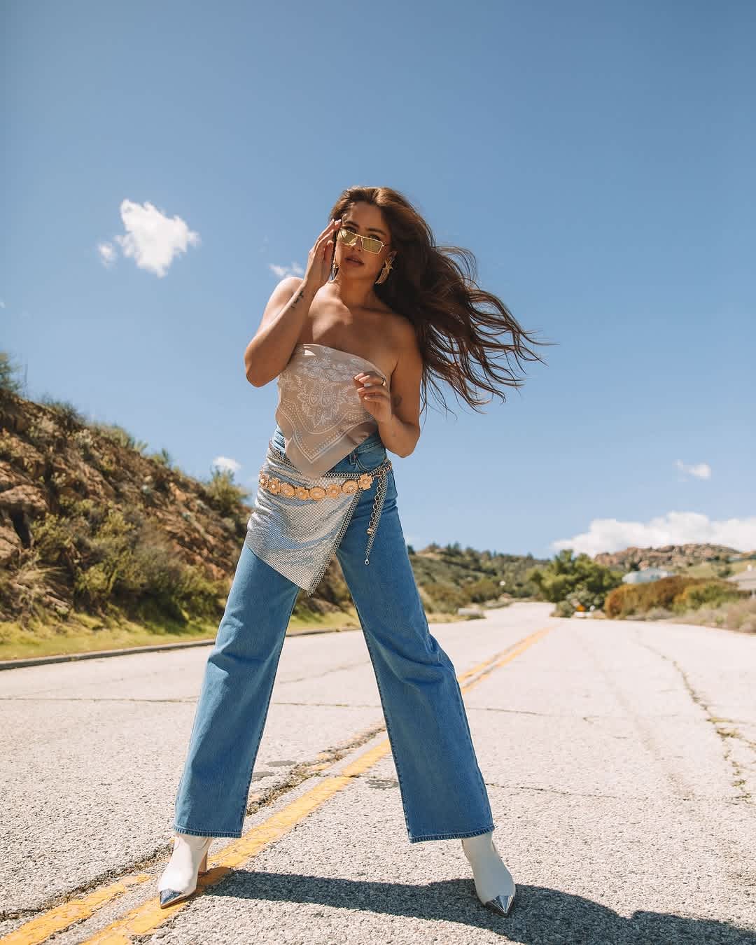 Metallic Chain Belt with Denim Jeans Metallic Chain Belt with Denim Jeans — Classy Casual Concert Outfit