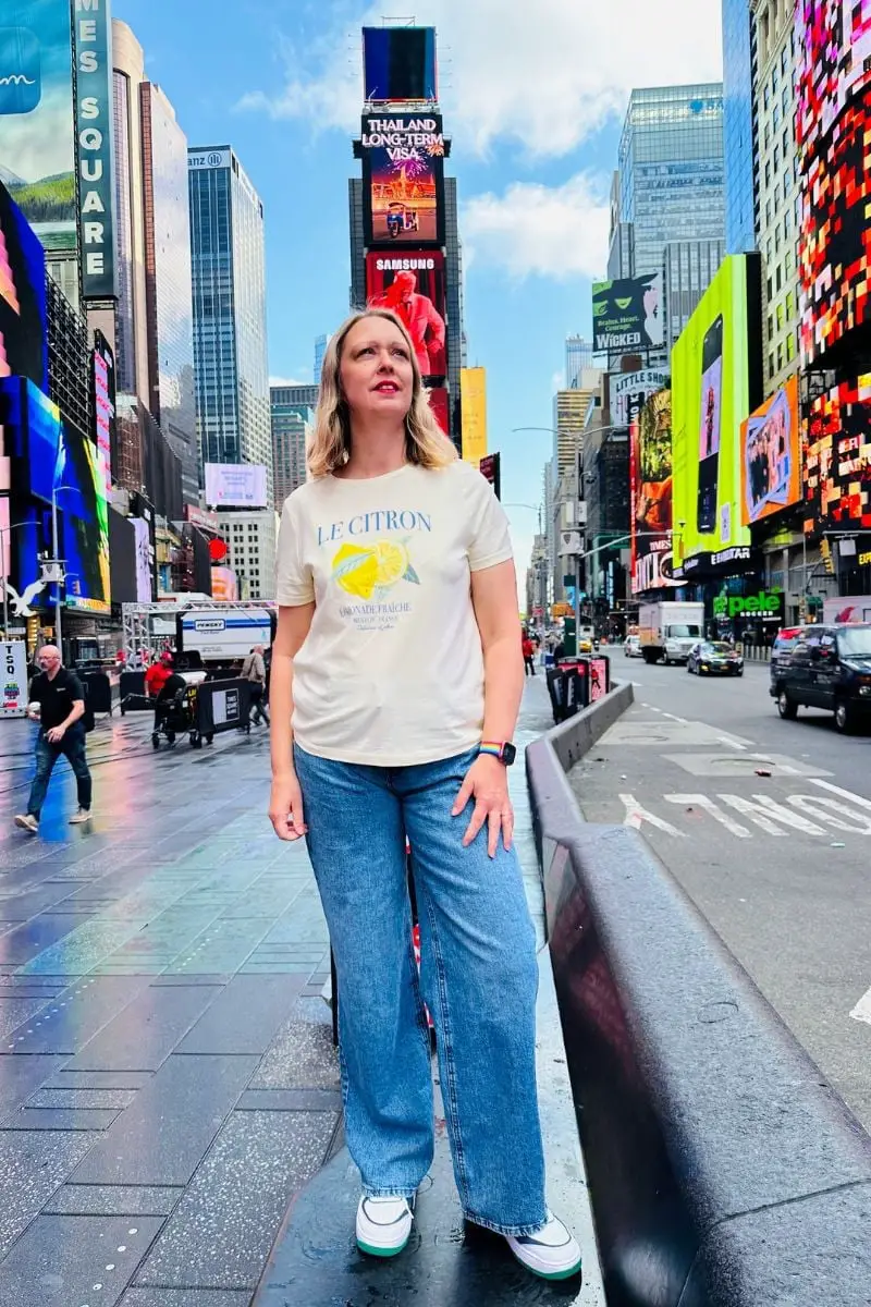 Medium Wash Straight Leg Jeans with Graphic T-Shirt — Classy Casual Jeans Outfit