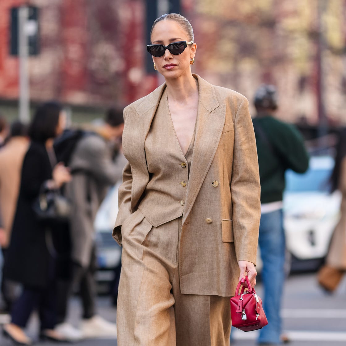 Oversized Beige Linen Suit with Red Bag Oversized Beige Linen Suit with Red Bag — Classy Casual Work Outfits