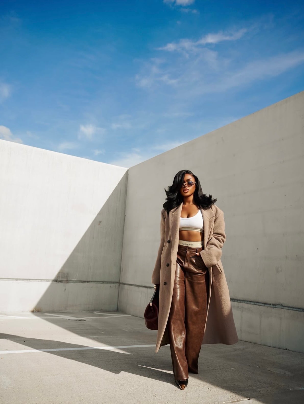 Oversized Beige Coat Over Faux Leather Pants for a Modern Look Oversized Beige Coat Over Faux Leather Pants for a Modern Look — Classy Comfy Outfits