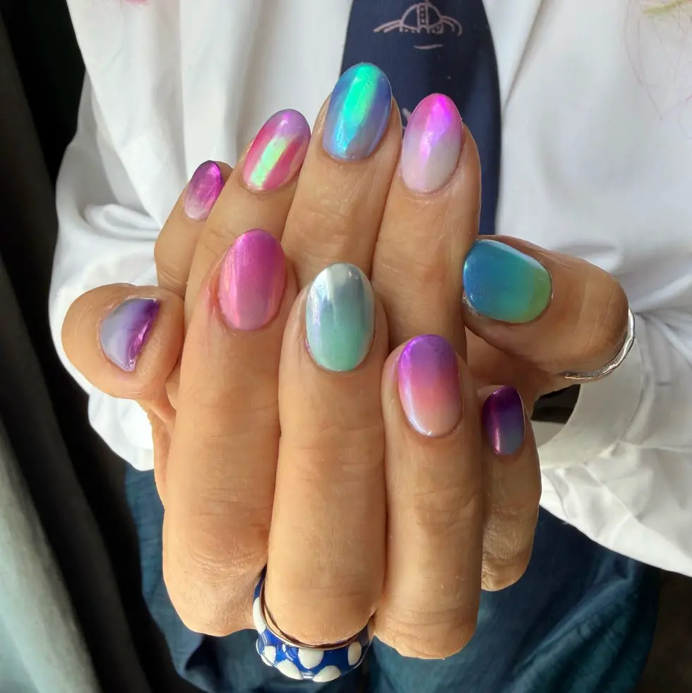 Color-Shifting Iridescent Chrome Medium Oval Nails Color-Shifting Iridescent Chrome Medium Oval Nails — Classy Concert Nails