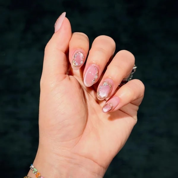 Sheer Pink With Gold Glitter Frame Medium Oval Nails Sheer Pink With Gold Glitter Frame Medium Oval Nails — Classy Concert Nails