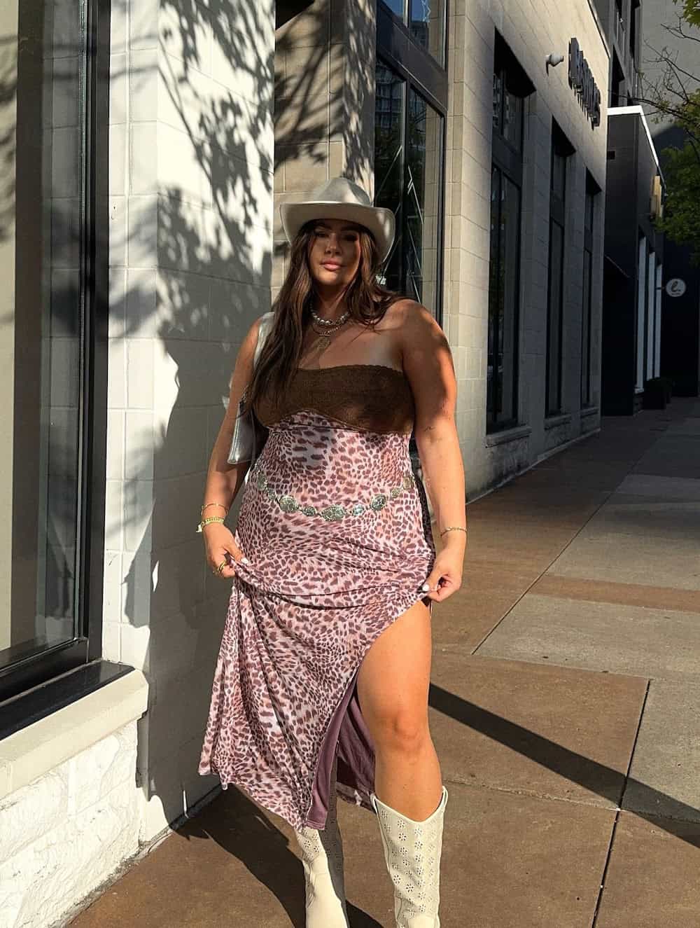 Leopard Print Dress With Cowboy Hat And Boots Leopard Print Dress With Cowboy Hat And Boots — Classy Concert Outfits