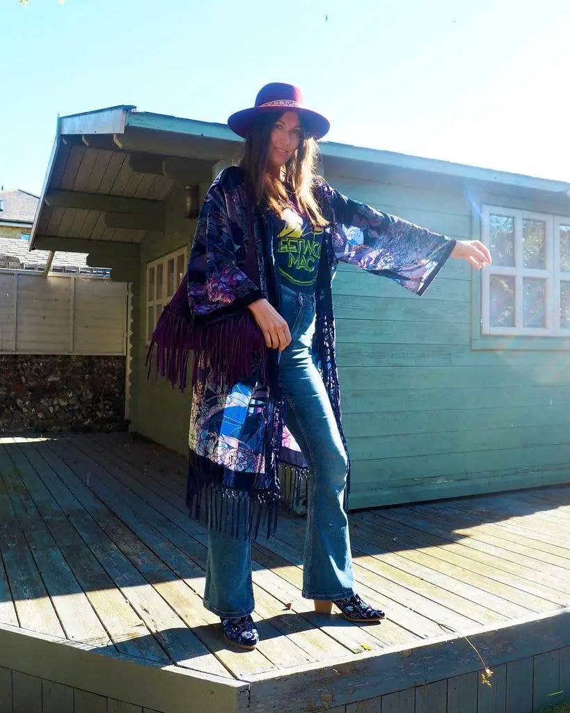 Fringed Kimono Over Graphic Tee And Jeans Fringed Kimono Over Graphic Tee And Jeans — Classy Concert Outfits