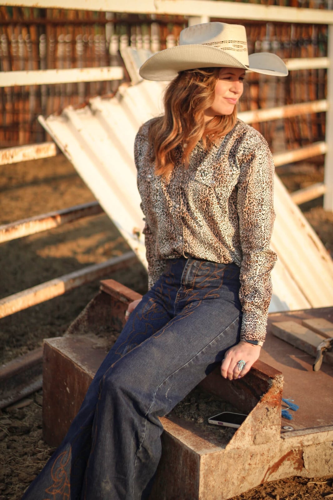 Leopard Print Shirt With Embroidered Jeans and White Cowboy Hat Leopard Print Shirt With Embroidered Jeans and White Cowboy Hat — Classy Cowgirl Outfits
