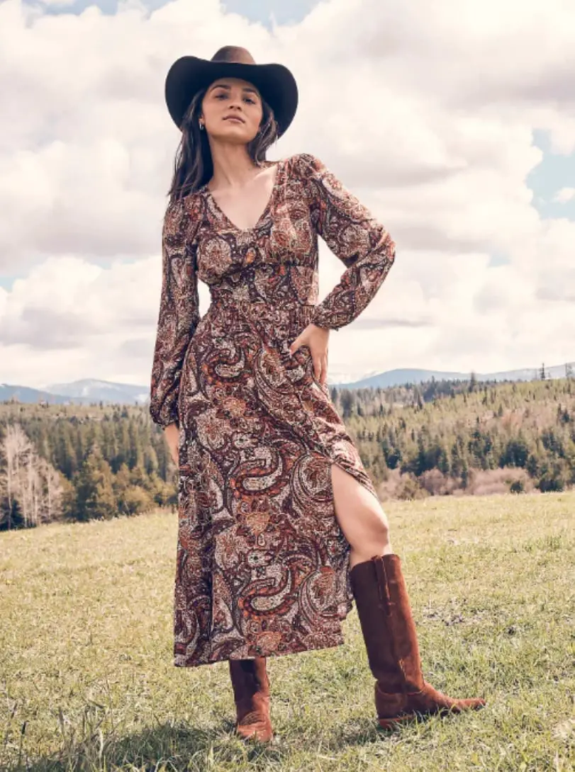 Paisley Print Maxi Dress With Cowboy Hat Paisley Print Maxi Dress With Cowboy Hat — Classy Cowgirl Outfits