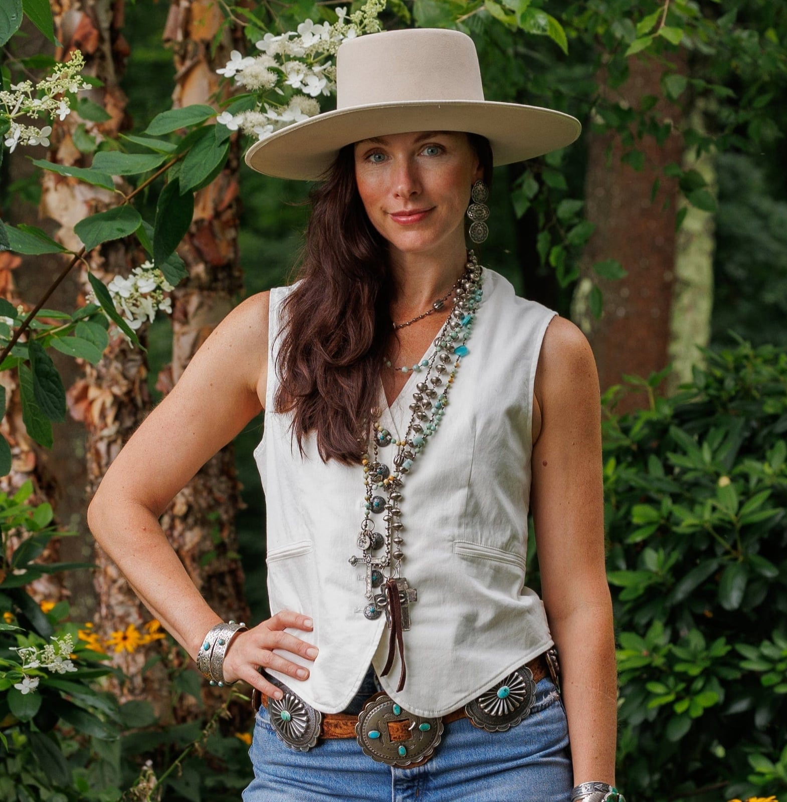 Linen Vest With Layered Jewelry And Statement Belts Linen Vest With Layered Jewelry And Statement Belts — Classy Cowgirl Outfits