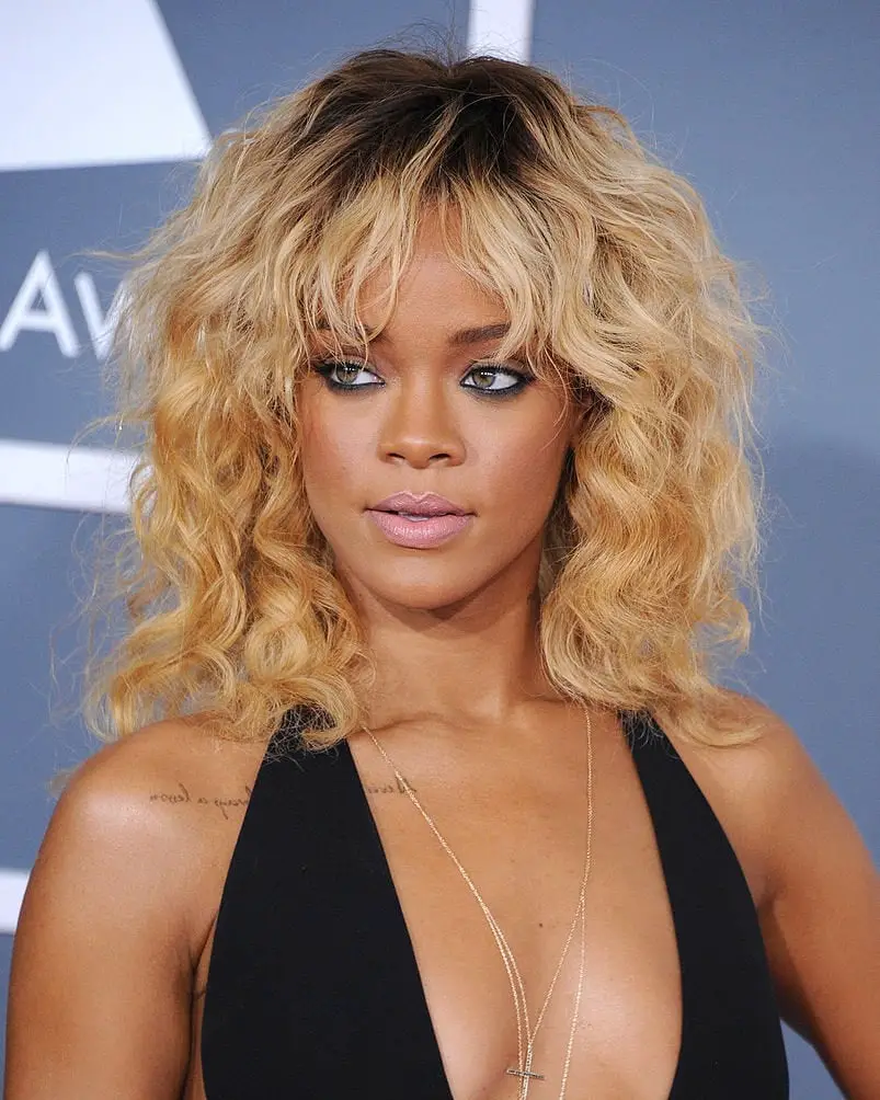 Shoulder Honey Blonde Curls With Wispy Bangs Shoulder Honey Blonde Curls With Wispy Bangs — Classy Curly Hair Hairstyles