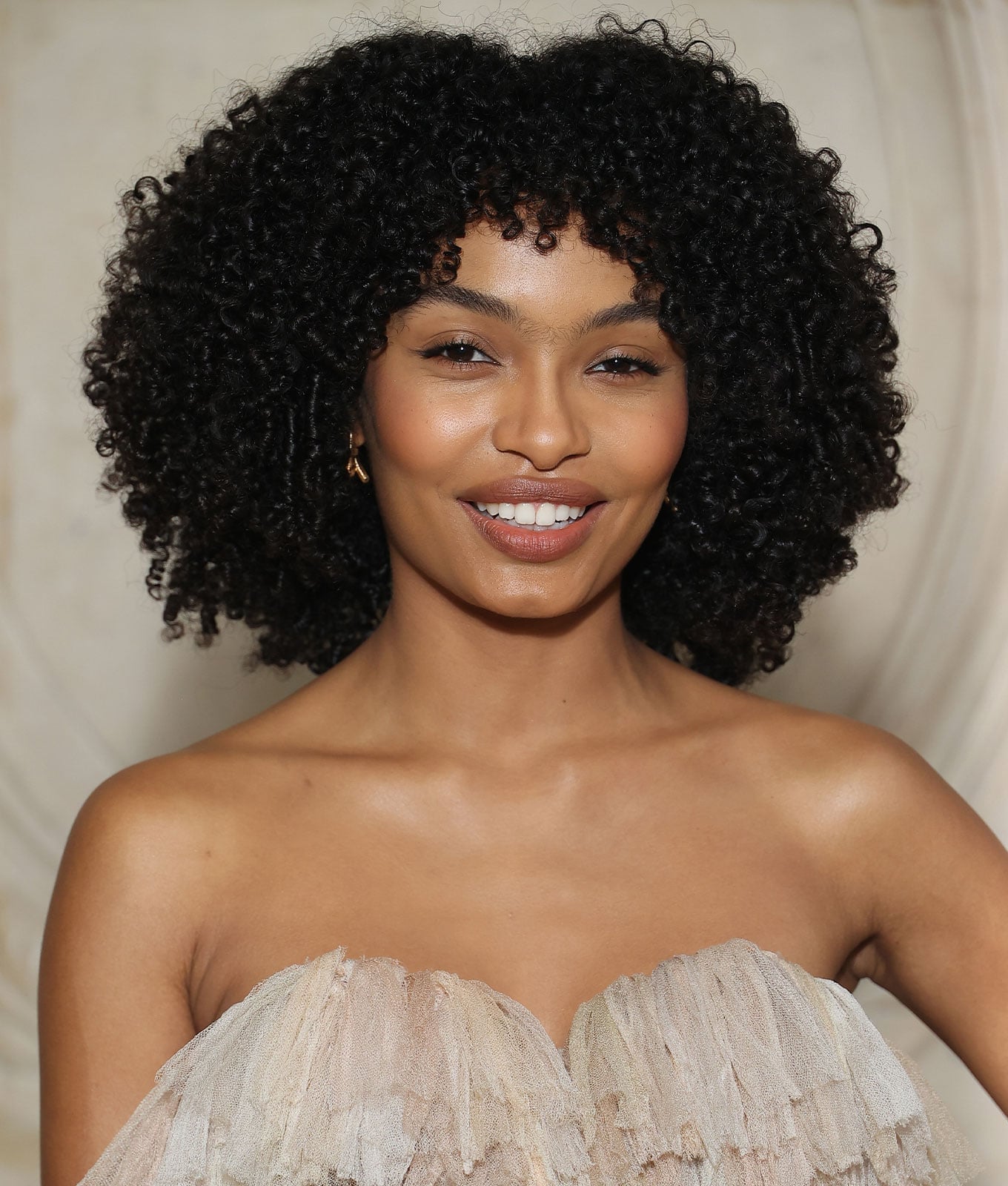 Collarbone Wavy Hair With Curtain Bangs Collarbone Wavy Hair With Curtain Bangs — Classy Curly Hairstyles for Black Women