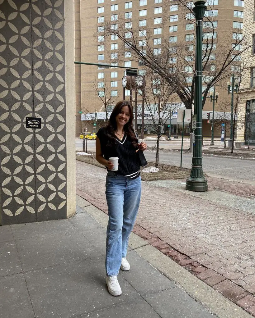 Sleeveless Top With White Trim And Relaxed Fit Jeans Sleeveless Top With White Trim And Relaxed Fit Jeans — Classy Denim Outfits