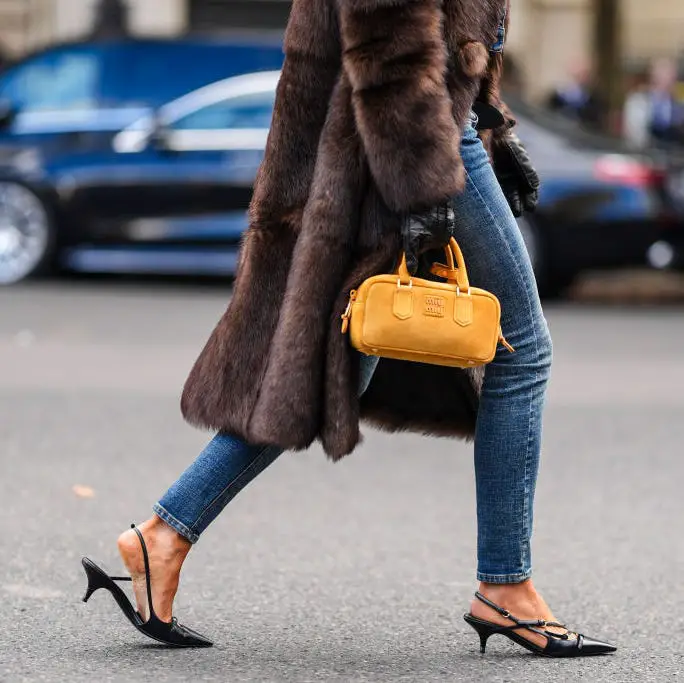 Fur Coat With Dark Wash Skinny Jeans Fur Coat With Dark Wash Skinny Jeans — Classy Denim Outfits