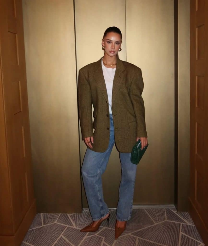 Olive Green Blazer With Straight Leg Jeans Olive Green Blazer With Straight Leg Jeans — Classy Denim Outfits