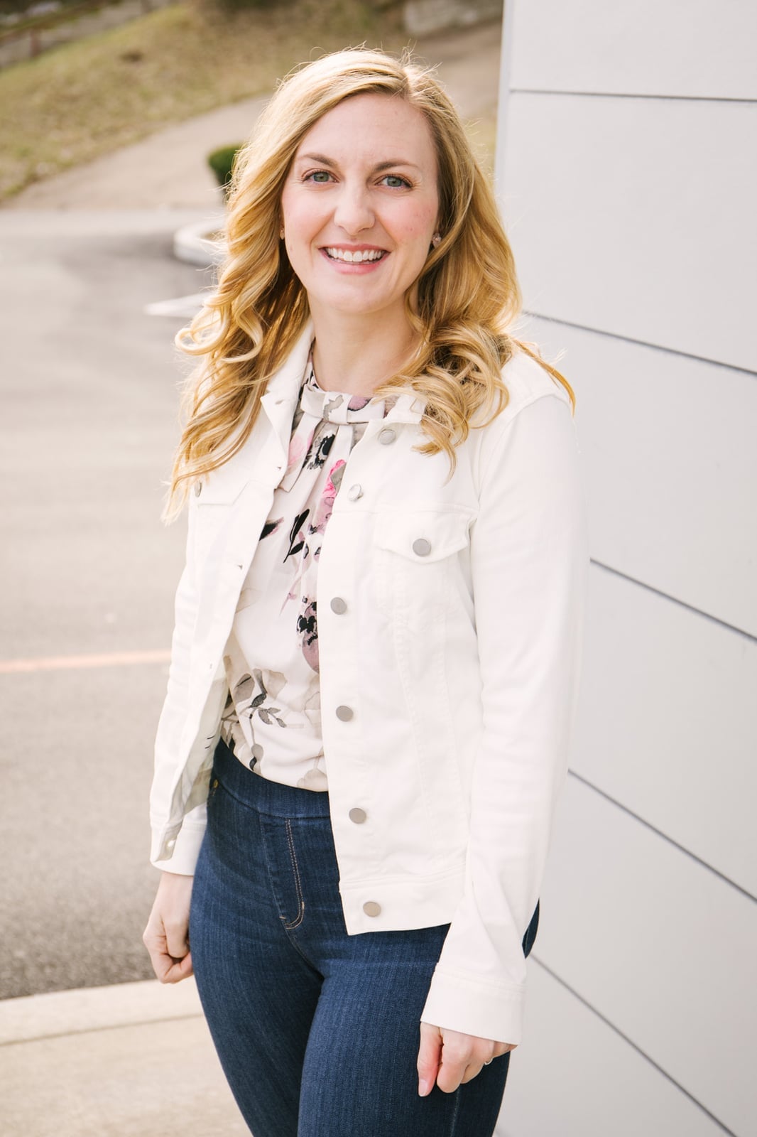 White Denim Jacket With Floral Top And Jeans White Denim Jacket With Floral Top And Jeans — Classy Denim Outfits