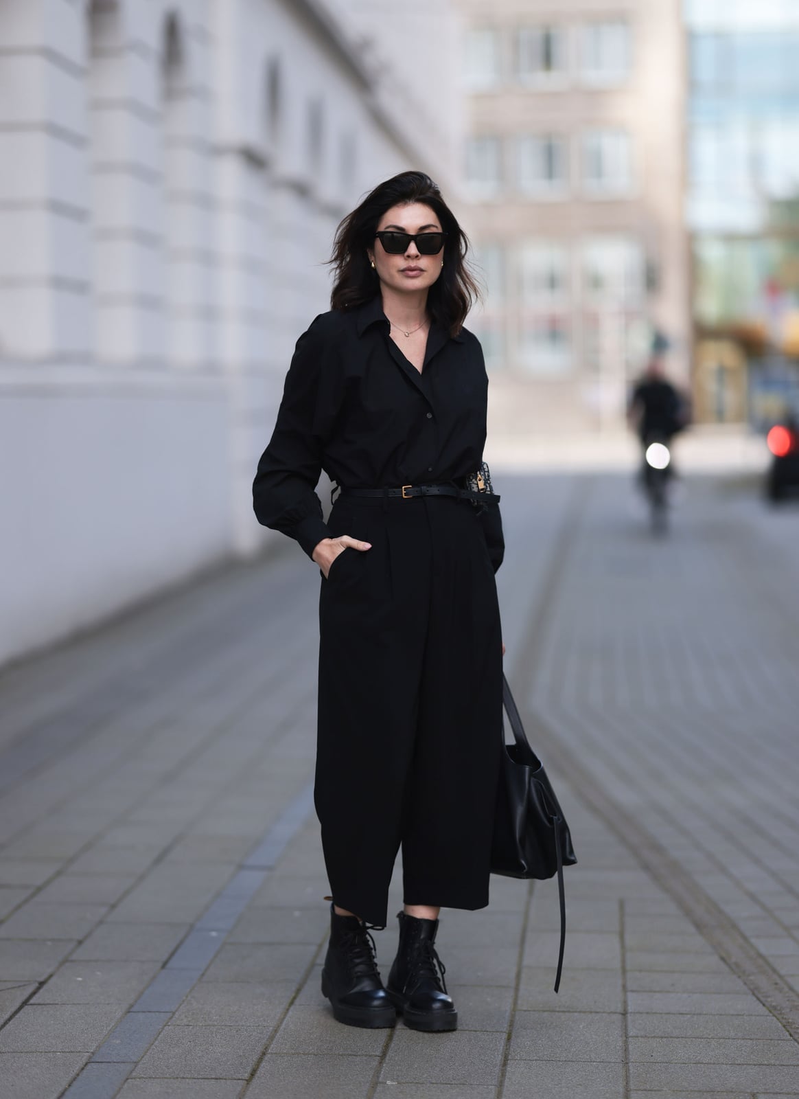Monochromatic Black Outfit With Wide-Leg Trousers Monochromatic Black Outfit With Wide-Leg Trousers — Classy Doc Martens Outfits