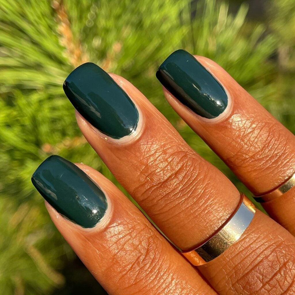 Glossy Deep Emerald Green Short Oval Nails Glossy Deep Emerald Green Short Oval Nails — Classy Emerald Green Nails