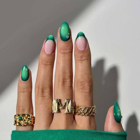 Almond Nails With Thin Gold Line Accents Almond Nails With Thin Gold Line Accents — Classy Emerald Green Nails