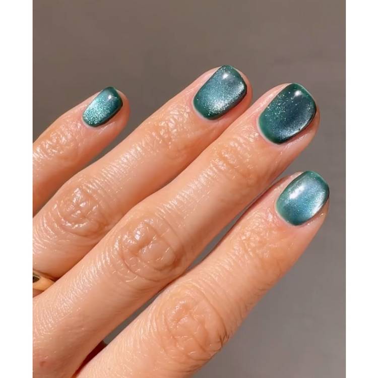 Emerald Green Nails With Gold Marbling Effect Emerald Green Nails With Gold Marbling Effect — Classy Emerald Green Nails